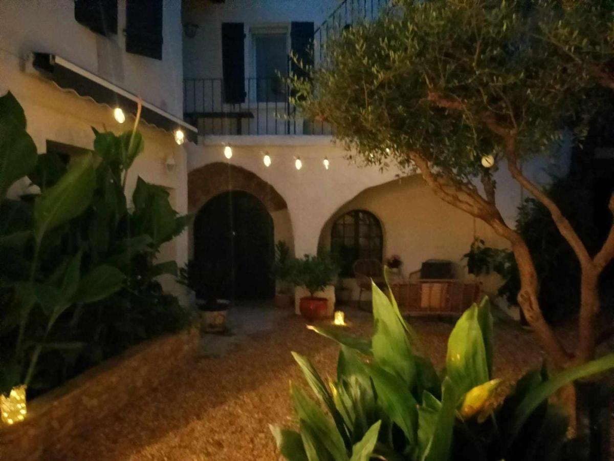 Bed and Breakfast La Cachette Aigues-Vives  Екстер'єр фото
